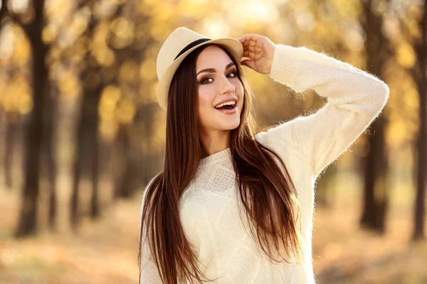 Beautiful woman with in autumn park — Stock Photo, Image