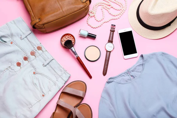 Ropa de mujer moderna con accesorios y cosméticos de maquillaje en —  Fotos de Stock