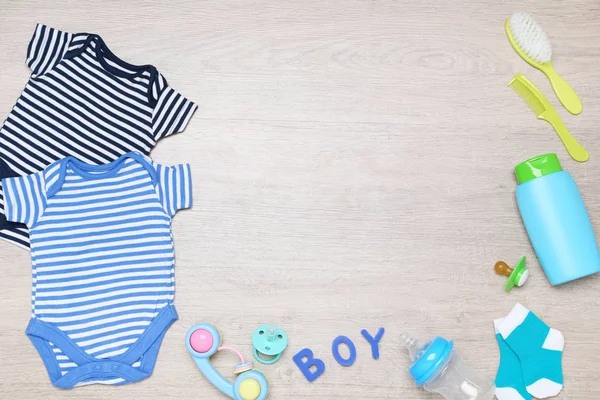 Pakaian dengan perlengkapan bayi di lantai — Stok Foto