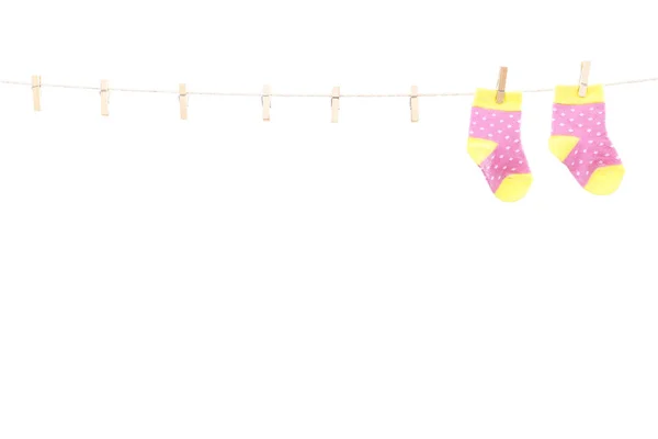 Dětské ponožky zavěšené na bílém pozadí — Stock fotografie
