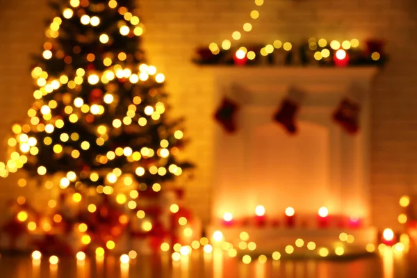 Fondo borroso de chimenea decorada cerca del árbol de Navidad — Foto de Stock