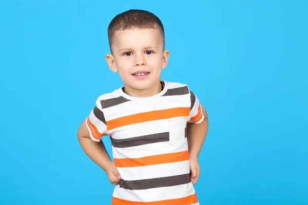 Lindo niño sobre fondo azul —  Fotos de Stock