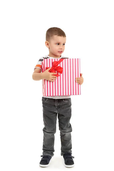 Niedliche kleine Junge mit Geschenkbox isoliert auf weißem Hintergrund — Stockfoto