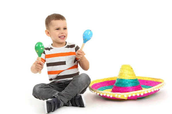 Söt liten pojke med mexikanska maracas och hatt isolerad på vit b — Stockfoto
