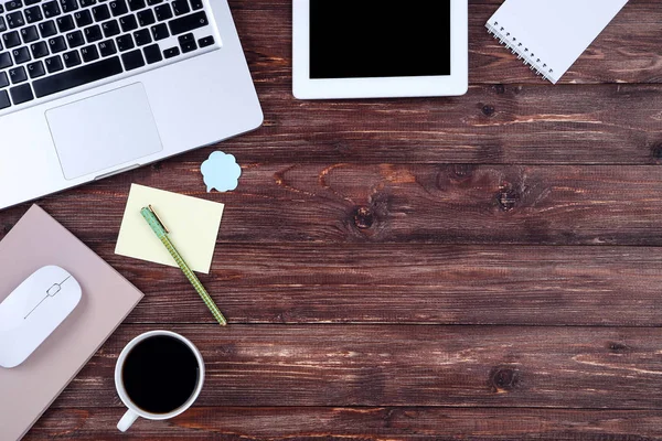 Laptop und Tablet-Computer mit Notizblock, Maus und Tasse Kaffee — Stockfoto