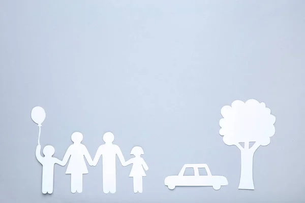 Figure di famiglia di carta con albero e auto su sfondo grigio — Foto Stock