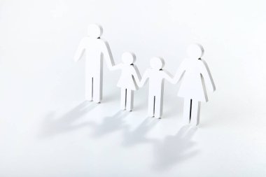 Gri arkaplanda aile figürleri