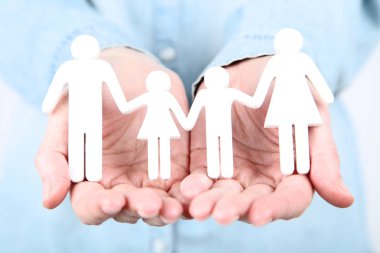 Kadın elinde aile figürleri