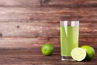 Kahverengi ahşap masa üzerinde cam limon suyu