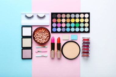 Renkli arka plan üzerinde makyaj kozmetik