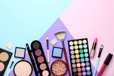 Renkli arka plan üzerinde makyaj kozmetik