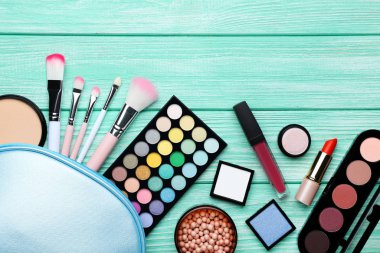 Nane ahşap masada makyaj kozmetik