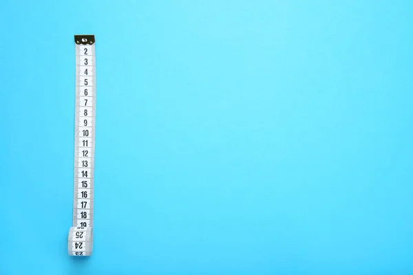 Біла вимірювальна стрічка на синьому фоні — стокове фото