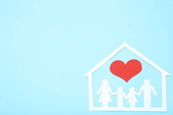 Figure di famiglia e casa con cuore rosso su sfondo blu — Foto Stock