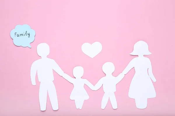 Figuras familiares de papel con corazón y burbuja del habla sobre fondo rosa — Foto de Stock