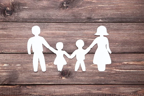 Figuras familiares sobre mesa de madera marrón — Foto de Stock