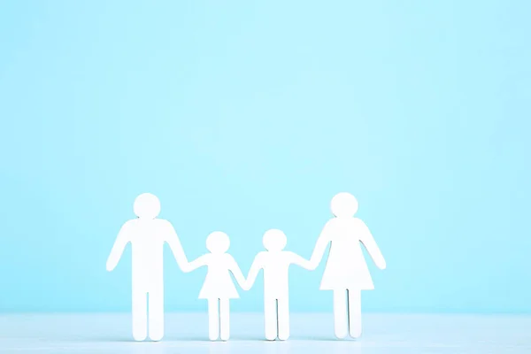 Семейные фигуры на синем фоне — стоковое фото