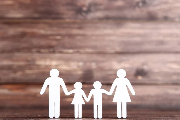 茶色の木製の背景に家族の数字 — ストック写真