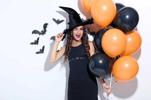 Fiatal nő halloween jelmez léggömbökkel fehér háttér — Stock Fotó