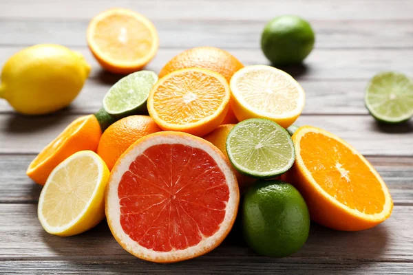 Citrusfrukter på träbord — Stockfoto