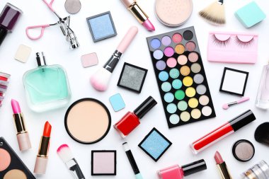 Beyaz arka planda farklı makyaj ürünleri