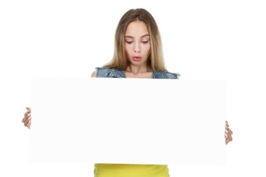 Beyaz arka planda boş tahta tutan güzel genç kadın