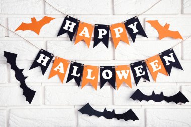 Kağıt halloween süslemeleri tuğla duvar arka plan üzerinde
