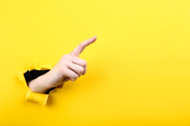 Sarı yırtık kağıttan el