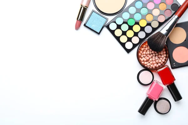 Pincel de maquiagem e cosméticos diferentes no fundo branco — Fotografia de Stock