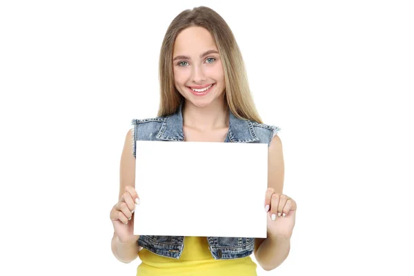 Bella giovane donna in possesso di bordo vuoto su sfondo bianco — Foto Stock