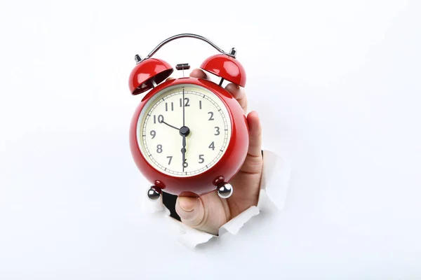 Reloj despertador de mano de papel blanco desgarrado —  Fotos de Stock