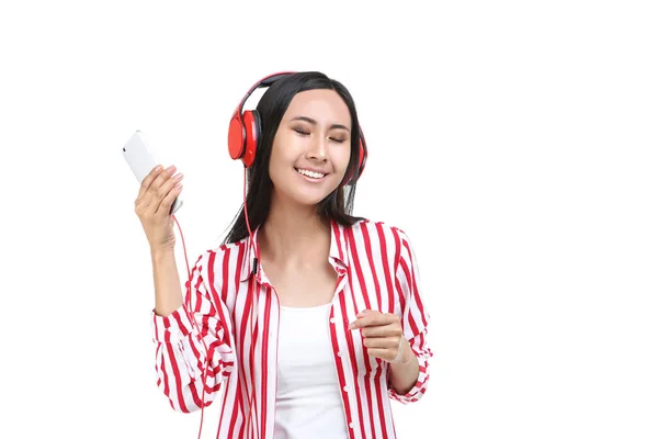 Belle femme avec écouteurs et smartphone sur fond blanc — Photo