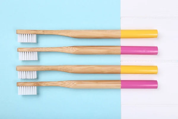 Бамбукові зубні щітки на барвистому фоні — стокове фото