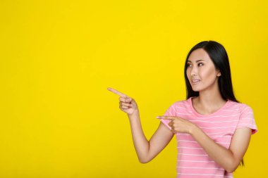 Sarı arka planda güzel genç bir kadın.