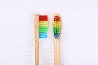 Gri arka planda bambu diş fırçaları
