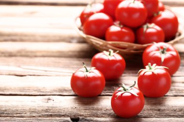 Kahverengi ahşap masa taze ve olgun domates