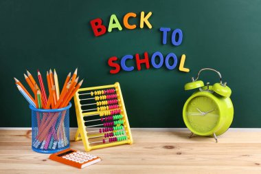 Yeşil arka plan üzerinde metin Back To School ile Kırtasiye