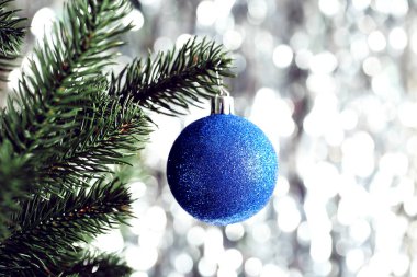 Arka plan bulanık önemsiz şey oyuncağa ile Noel ağacı