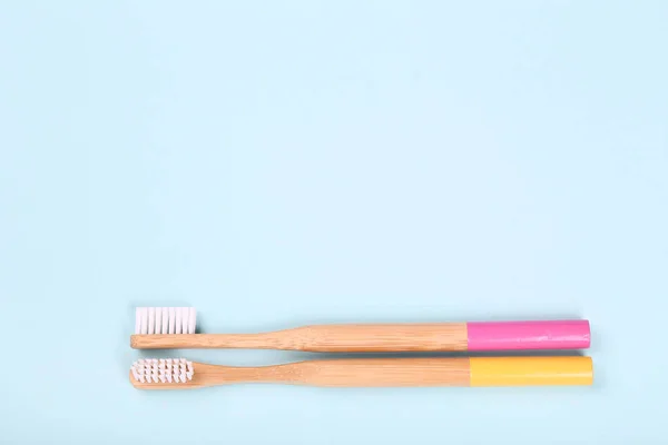 Bambusowe szczoteczki do zębów na niebieskim tle — Zdjęcie stockowe