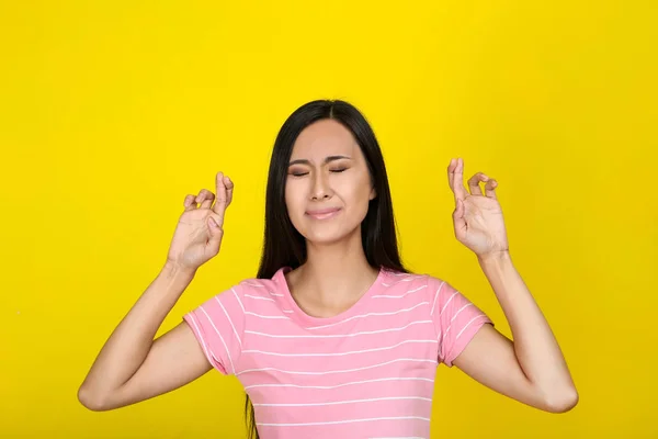 Hermosa joven sobre fondo amarillo — Foto de Stock