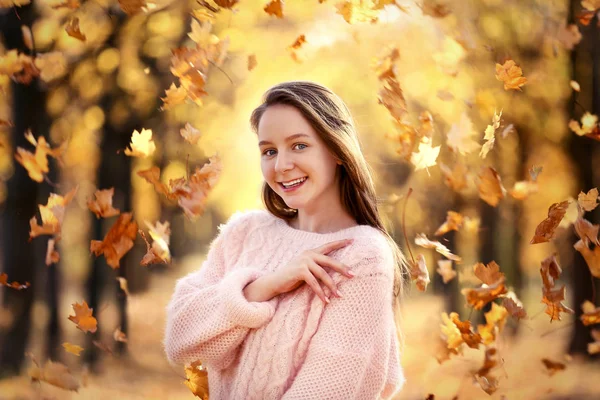 Mooi meisje in herfst park — Stockfoto