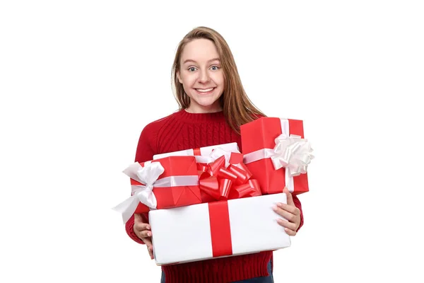 Молодая девушка с подарочные коробки изолированы на белом фоне — стоковое фото