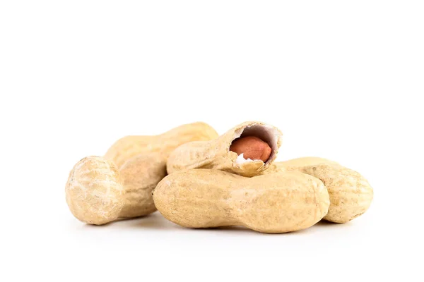 Amendoim com casca isolado no fundo branco — Fotografia de Stock