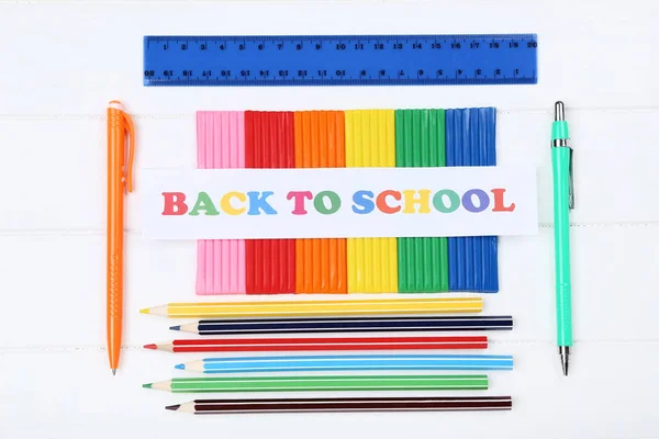 Szöveg Vissza az iskolába, írószer fehér fa asztal — Stock Fotó
