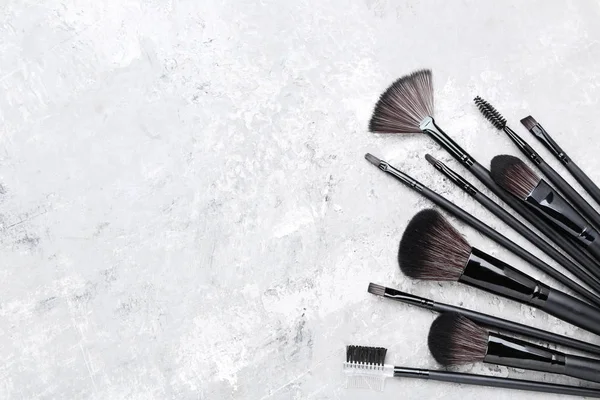 Set van make-up borstels op grijze achtergrond — Stockfoto