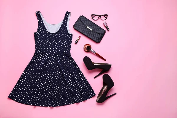 Moderna damkläder med kosmetika och accessoarer på Pink ba — Stockfoto
