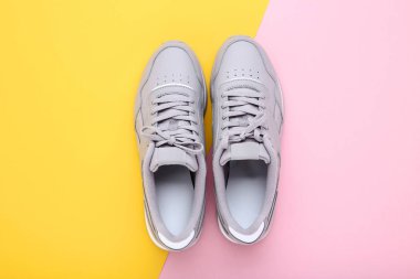 Renkli arka planda gri spor ayakkabılar