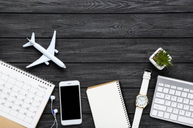Kağıt takvim, akıllı telefon, not defteri ve tuş takımı ile uçak modeli