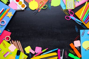 Tahtada farklı okul malzemeleri