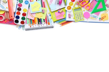 Beyaz arka plan üzerinde farklı okul malzemeleri